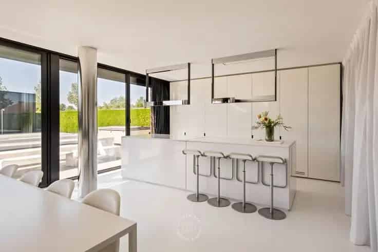 Moderne Villa Te Koop met Zwembad en Poolhouse