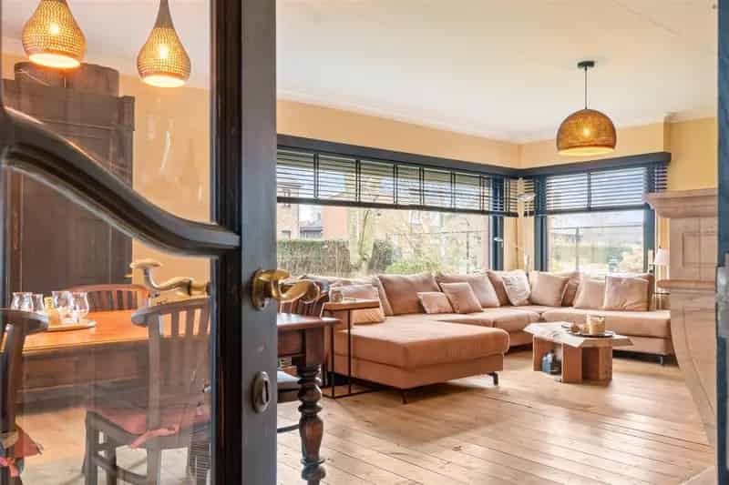 Ruime open bebouwing in landelijke straat op 595 m².