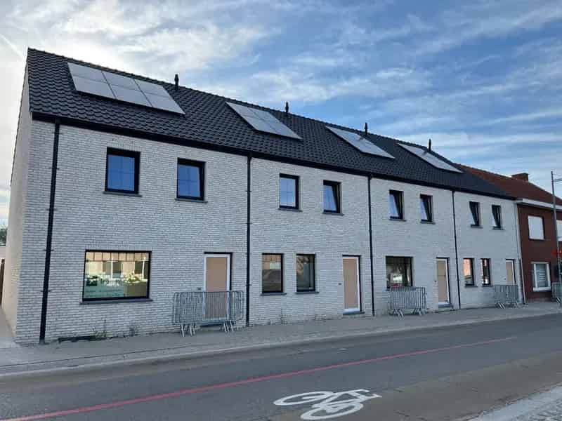 Instapklare nieuwbouwwoningen met garage en autostaanplaats te Langemark