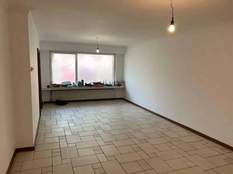Gerenoveerd gelijkvloers appartement met garage te koop