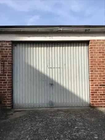 Ruime garagebox aan treinstation te Tienen gelegen.  Ook verhuurbaar aan bedrijf.