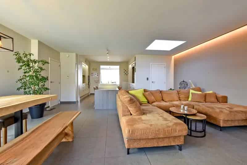 Stijlvol gerenoveerde woning met 4/5 slaapkamers en 2 garages te Diksmuide!