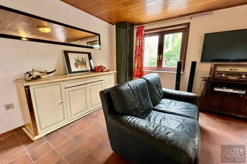 Gelijkvloerse woning (1970) met 2 slaapkamers, kelder en zolder (mogelijks in te richten) op perceel van 10a 30ca.