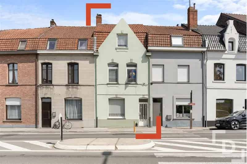 Te renoveren woning met uitweg op centrale locatie in Ieper.