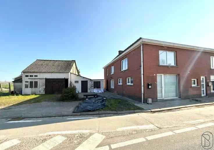 Te renoveren woning met atelier en tuin