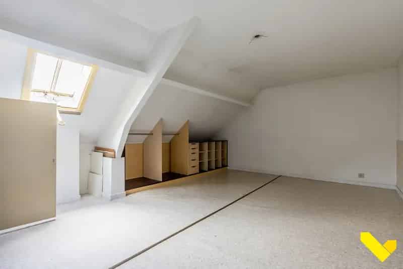 Ruim Handelshuis Met Woonst En Een Apart Duplex-Appartement.
