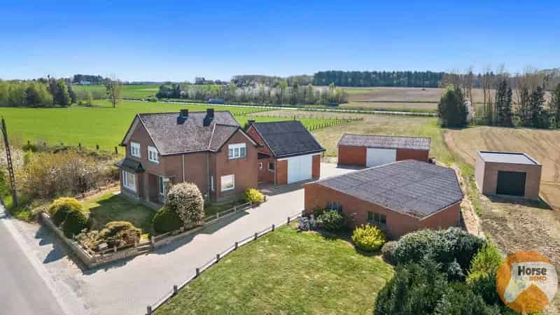 AARSCHOT - Ruime woning met bijgebouwen op 99a80ca