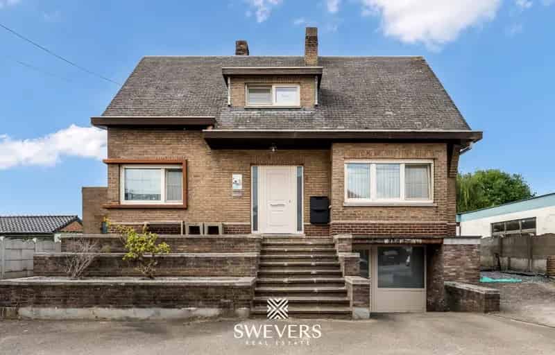 Gezinswoning met verrassend veel ruimte: vijf slaapkamers, kelderverdieping en loods