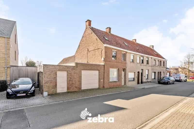 Charmante woning met drie slaapkamers en zuidgerichte tuin te Izegem!