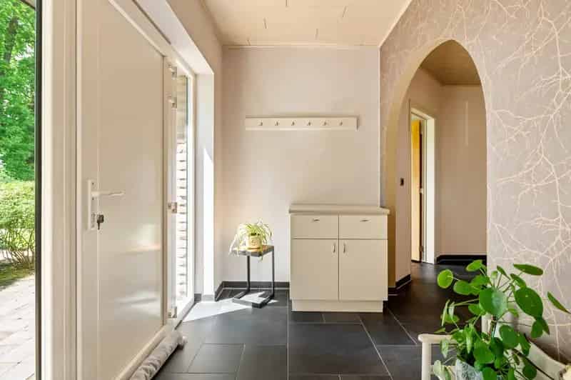 IN OPTIE.

Welkom in deze schitterende villa gelegen in een rustige en residentiële buurt aan de Lijsterstraat 77 te Rijkevorsel. Deze instapklare woning biedt een zee aan ruimte met een bewoonbare oppervlakte van maar liefst 325 m² op een prachtig percee