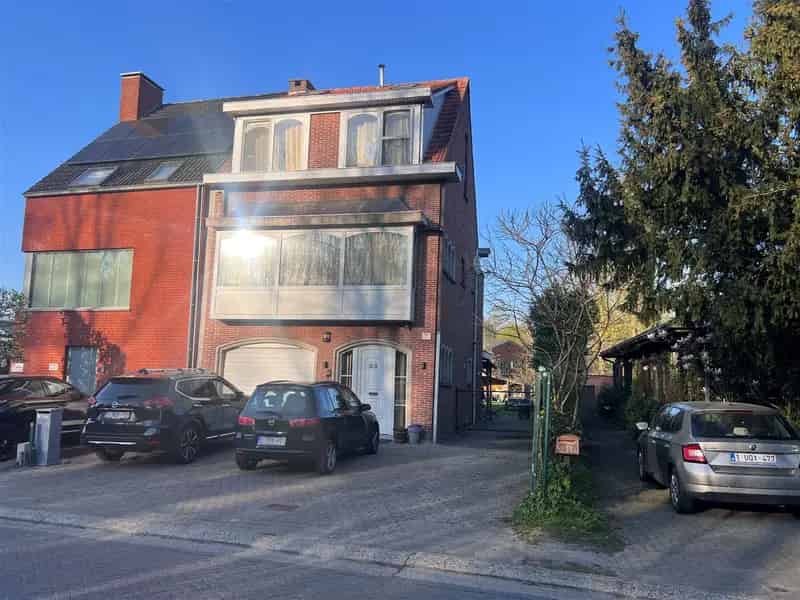 Enorme gezinswoning 463m² 5 slaapkamers 2 badkamers