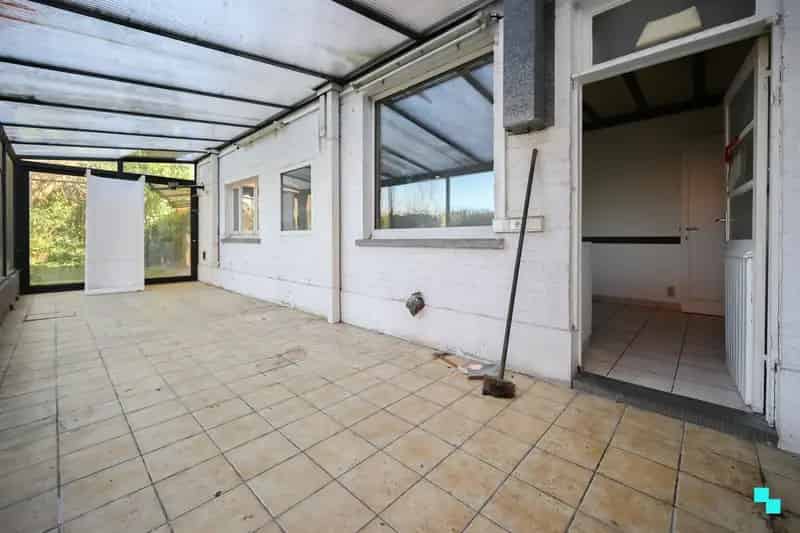 Ruime, te renoveren ééngezinswoning met achteruitweg te Emelgem