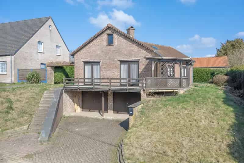 Te renoveren villa met 4 slaapkamers te Sint-Pieters-Leeuw