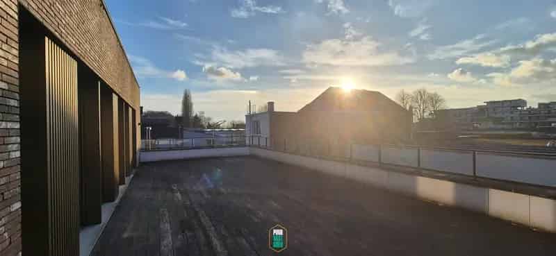 Recent kantoor / praktijk ... met veel mogelijkheden, visibiliteit en riant terras op 1ste verdieping.