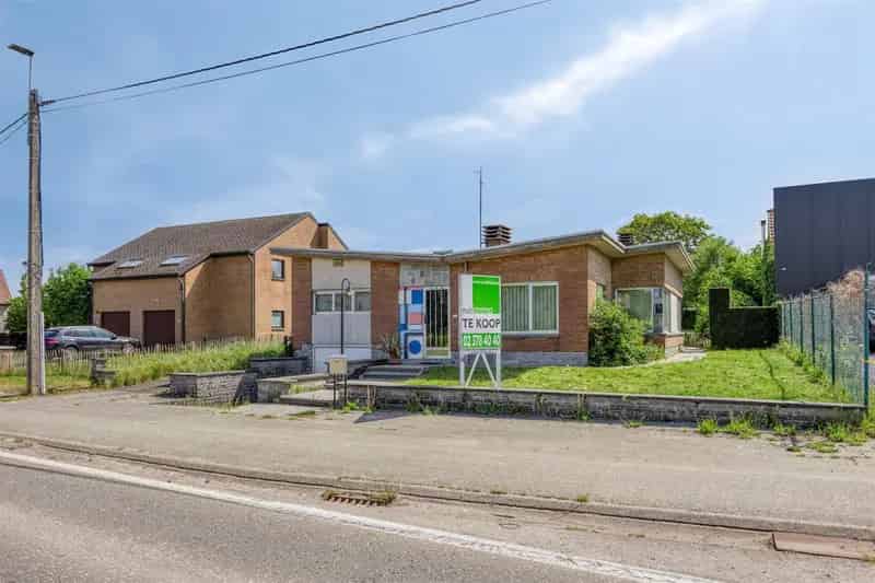 Ruime villa (bungalow) met 4 slaapkamers en atelier op terrein van 13a 22ca