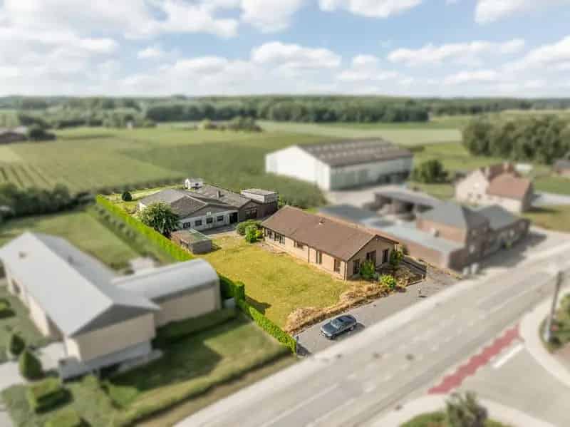 Gelijkvloerse woning met grote loods achteraan op 25are