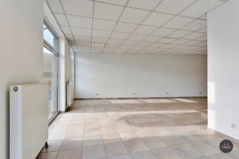 Uitstekend gelegen handelspand of kantoorruimte nabij centrum Diest.