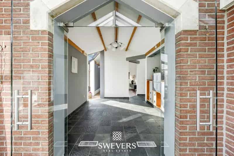 Ruime en veelzijdige woning met groot atelier gelegen in een residentiële buurt te Lummen ( 21a67ca )