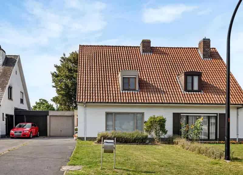 Halfopen bebouwing in residentiële wijk met 4 slaapkamers