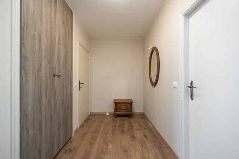 Dit gerenoveerde gelijkvloers appartement met 2 slaapkamers en garage ligt op 100m van de Vrijheid.
Indeling:
- Nachthal
- 2 ruime slaapkamers
- Woonkamer met eetkamer ensuite
- Open volledig geïnstalleerde keuken
- Berging/wasplaats
- Luxueuze badkamer
-