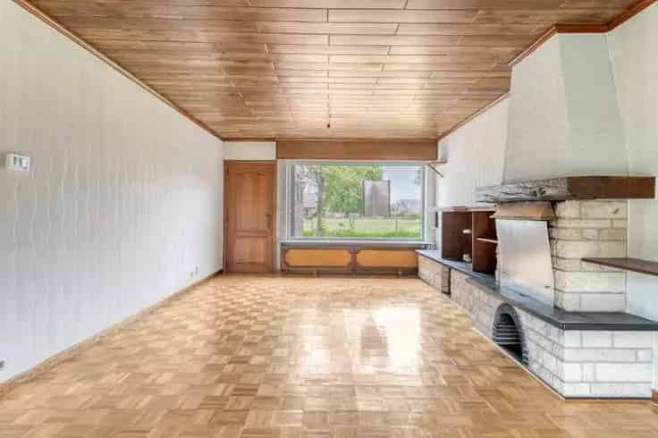 Huis Te Koop Desselgem: 4 Slaapkamers, Tuin, Op te Frissen
