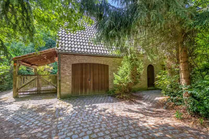 Te moderniseren rustig gelegen woning met 3/4 slaapkamers