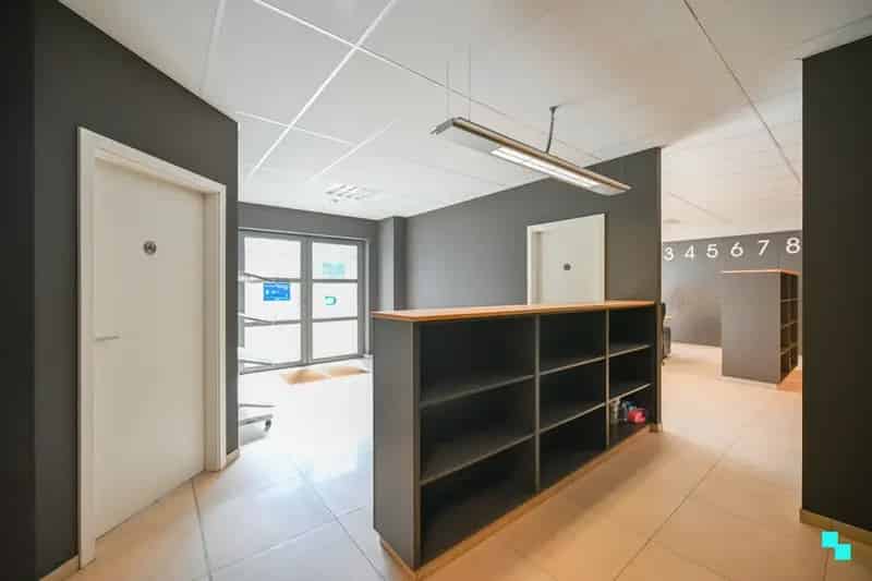 Uiterst commercieel en vlot bereikbaar handelspand (340 m²) te Izegem