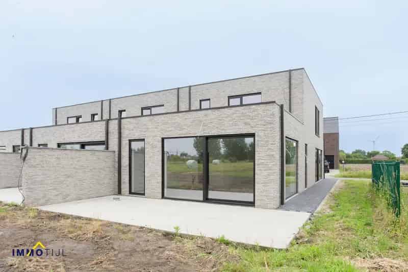 Driegevelvilla met uitzonderlijke afwerking, 14 are en 4 kamers!