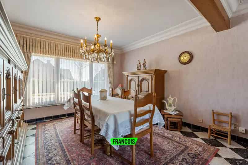 Te renoveren woning te koop in Zwevegem!