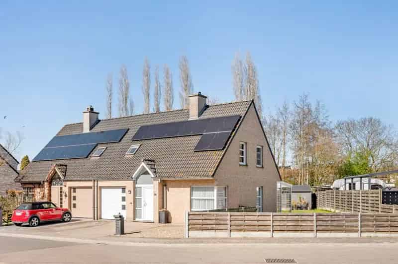 HOB UIT 2003 IN RUSTIGE WOONWIJK MET 3 SLPKS, TUIN EN GARAGE