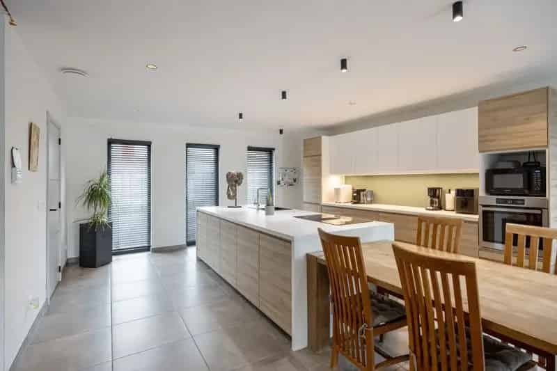 Recente, instapklare woning met garage en zwembad