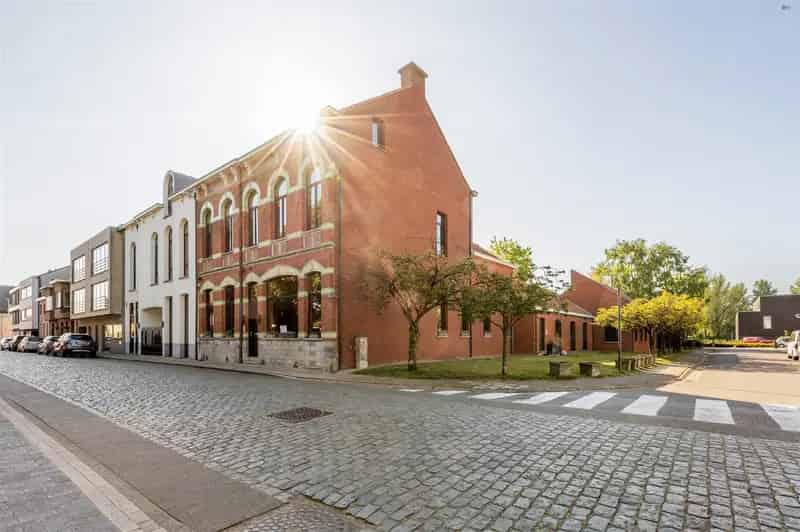 Stijlvolle en hoogwaardig afgewerkte villa met bijgebouw op fantastische locatie op perceel van 1784 m²
