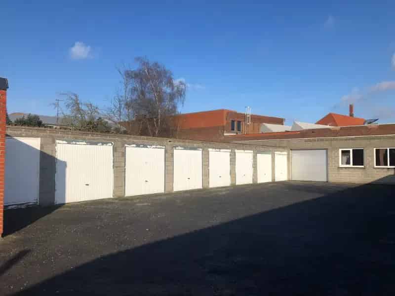 Goed gelegen garage in een garagecomplex.