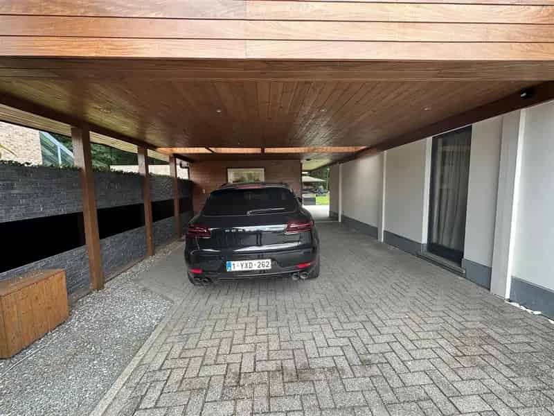 Villa met prachtige tuin, zwembad en bijgebouwen op 2.063m².