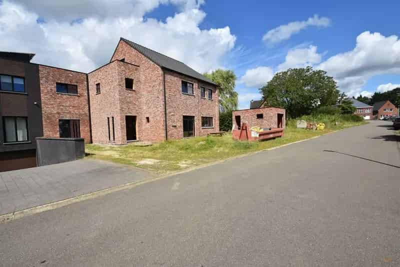 Nieuwbouw woning te Lillo: Ruime casco woning met tuin en garage