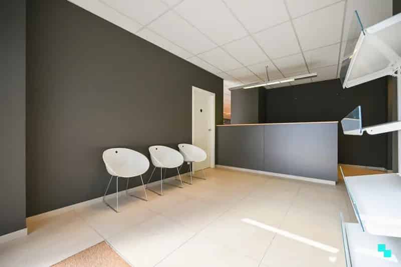 Uiterst commercieel en vlot bereikbaar handelspand (340 m²) te Izegem