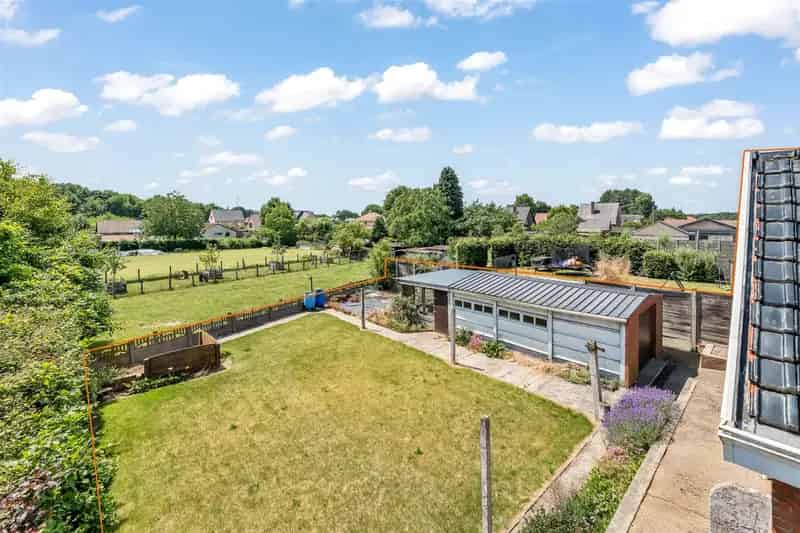 OP TE FRISSEN MAAR ZEER GOED ONDERHOUDEN WONING OP EEN RUIM PERCEEL NABIJ CENTRUM OOSTHAM