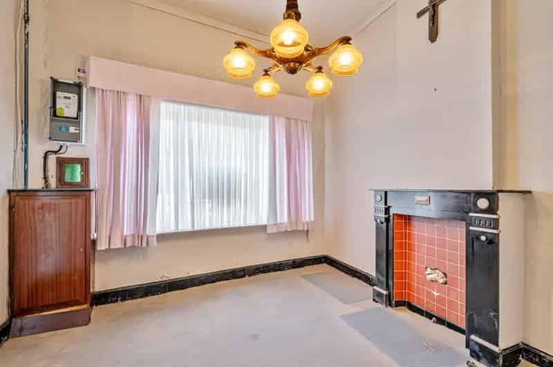 Op te frissen woning met drie slaapkamers en tuin