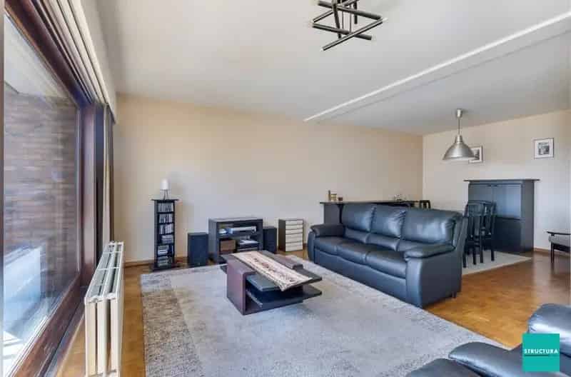 Ruim 2-slaapkamerappartement te Laken.
