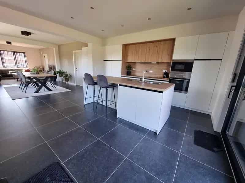 Totaal vernieuwde woning, 3 ruime slaapkamers op een mooi perceel van 8a71ca