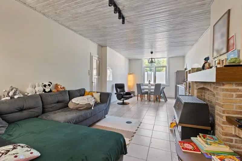 Op te knappen gezinswoning met mogelijkheid tot 4 slaapkamers TE KOOP in Oostrozebeke!