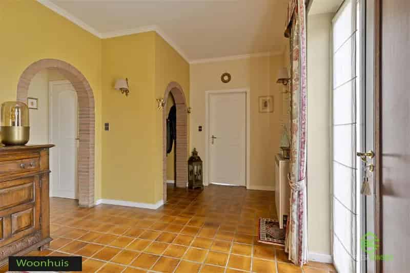 Ruime woning met 1 appartement + 3 studio's + 1 magazijn!
