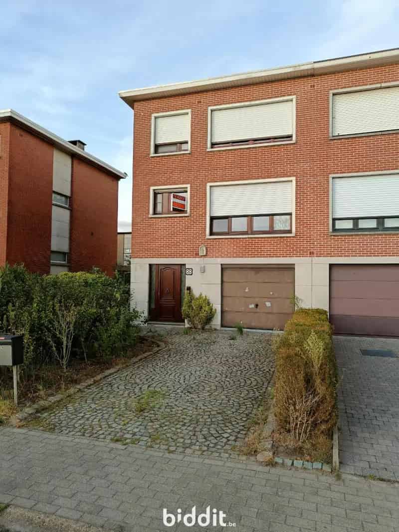 Ruime woning met garage te Hoevenen