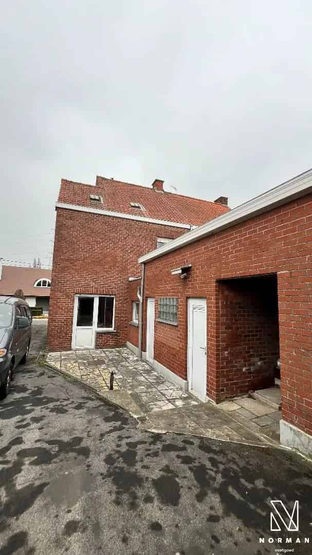 Sterke woning met mogelijks 5 kamers, 2 garages op 473 m²
