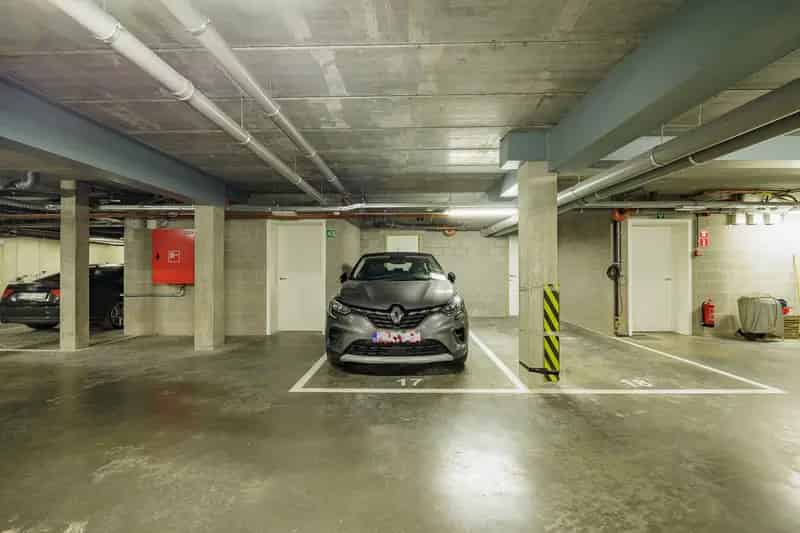 Overdekte autostaanplaats + ruime berging