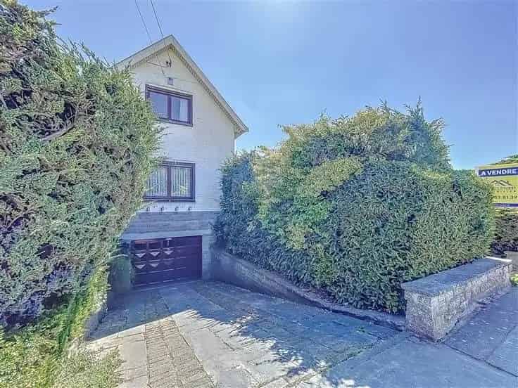 Huis Te Koop: Charmante Villa met Tuin en Ateliers
