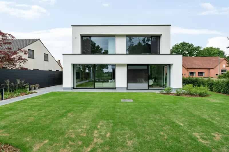 Hoogwaardig afgewerkte nieuwbouw woning met aangelegde tuin in landelijke omgeving op 1052 m²