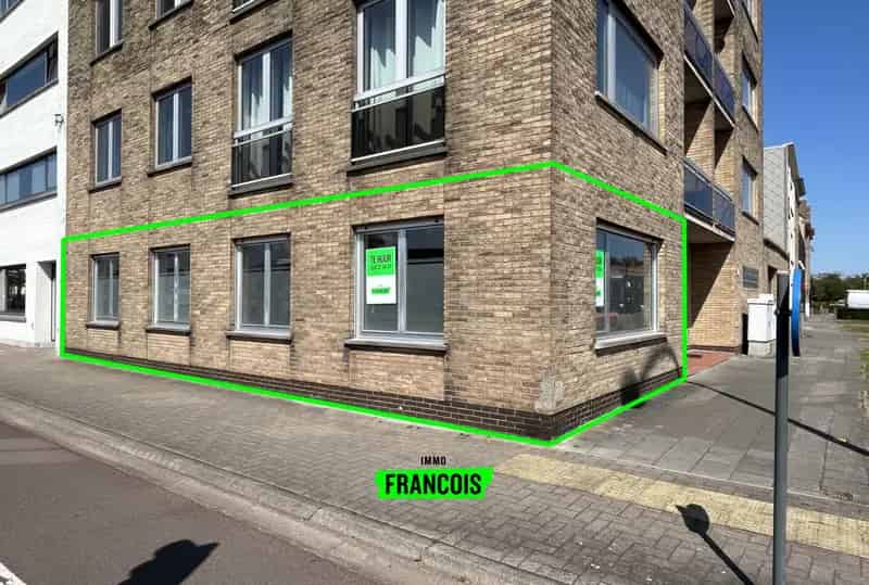 Gemeubeld, gelijkvloers appartement met autostaanplaats te Brugge