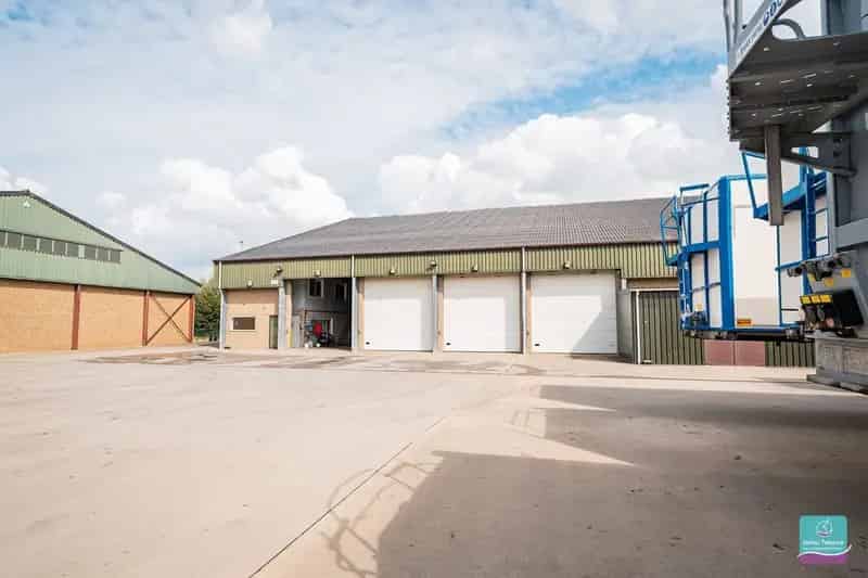 Loods - Opslagruimte op 1 ha 27 are 10 ca - 2300 m²