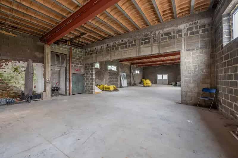 Ruim atelier (340m²) met woonst!